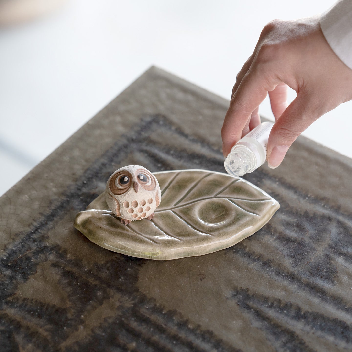 Handcrafted Shigaraki Owl Aroma Leaf inPerfectly Round Owl, , – hoccori, made in Japan