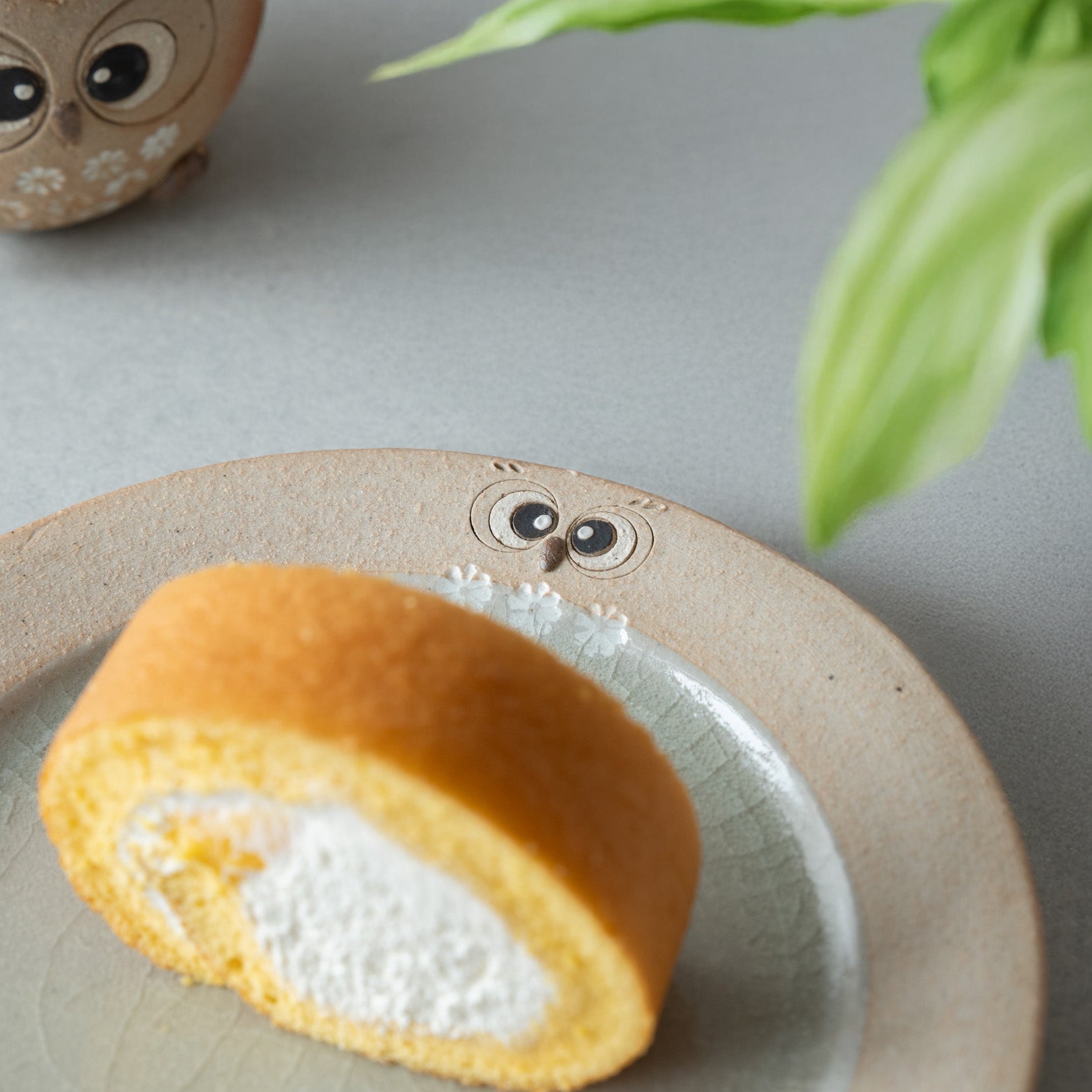 Handcrafted Shigaraki Owl Plate inWhite Owl, , – hoccori, made in Japan