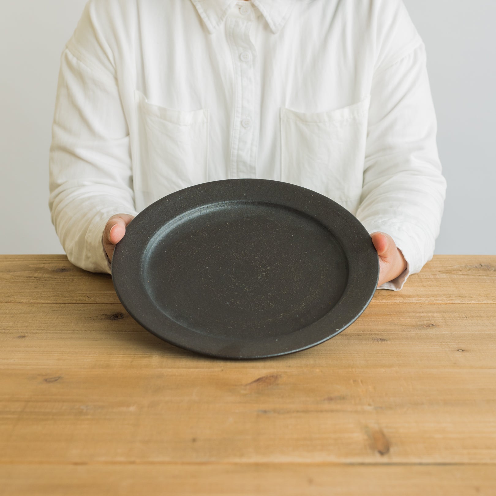 Handcrafted Shigaraki Rim Plate L inReddish Black, , – TEIBAN WARE, made in Japan