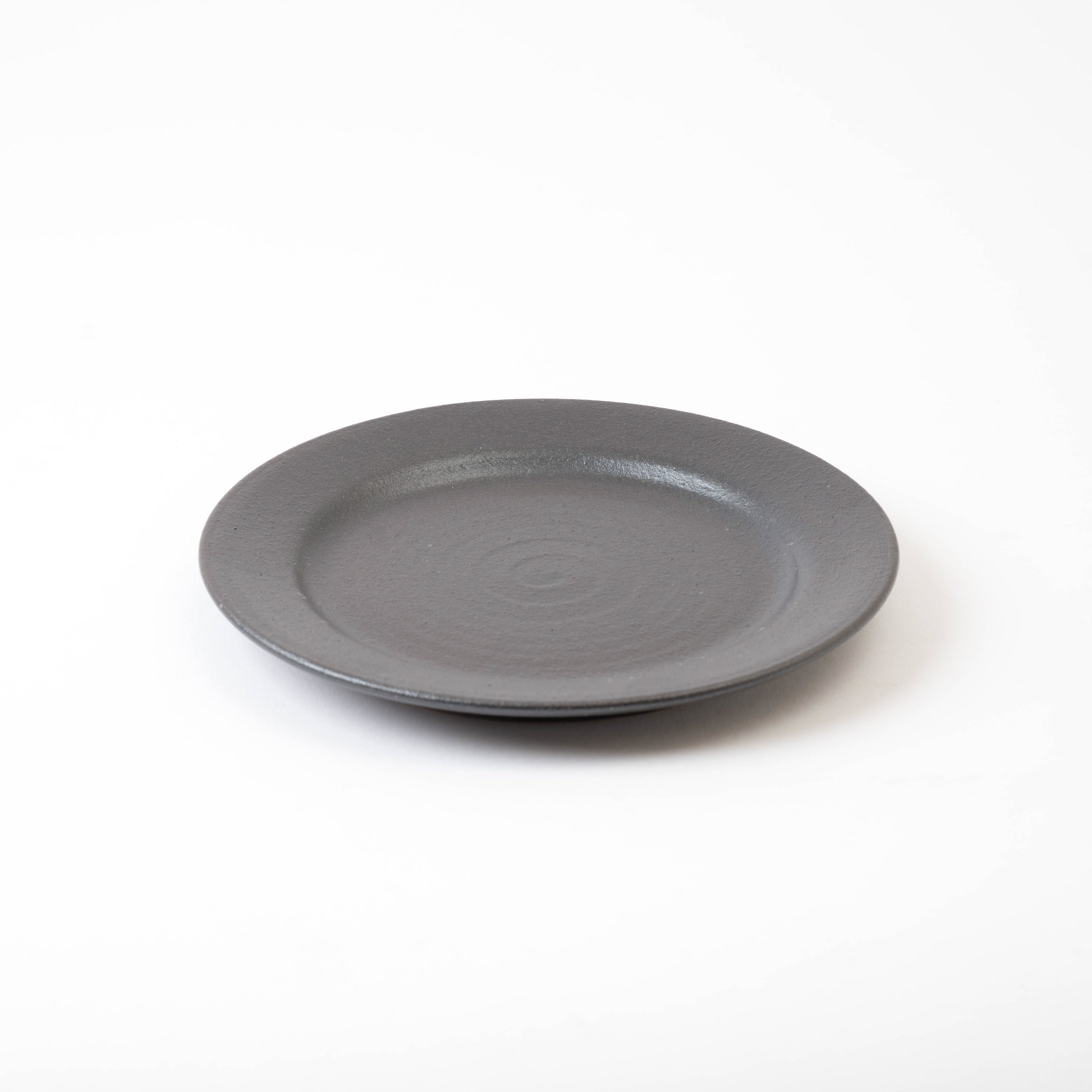 Handcrafted Shigaraki Rim Plate M inReddish Black, , – TEIBAN WARE, made in Japan
