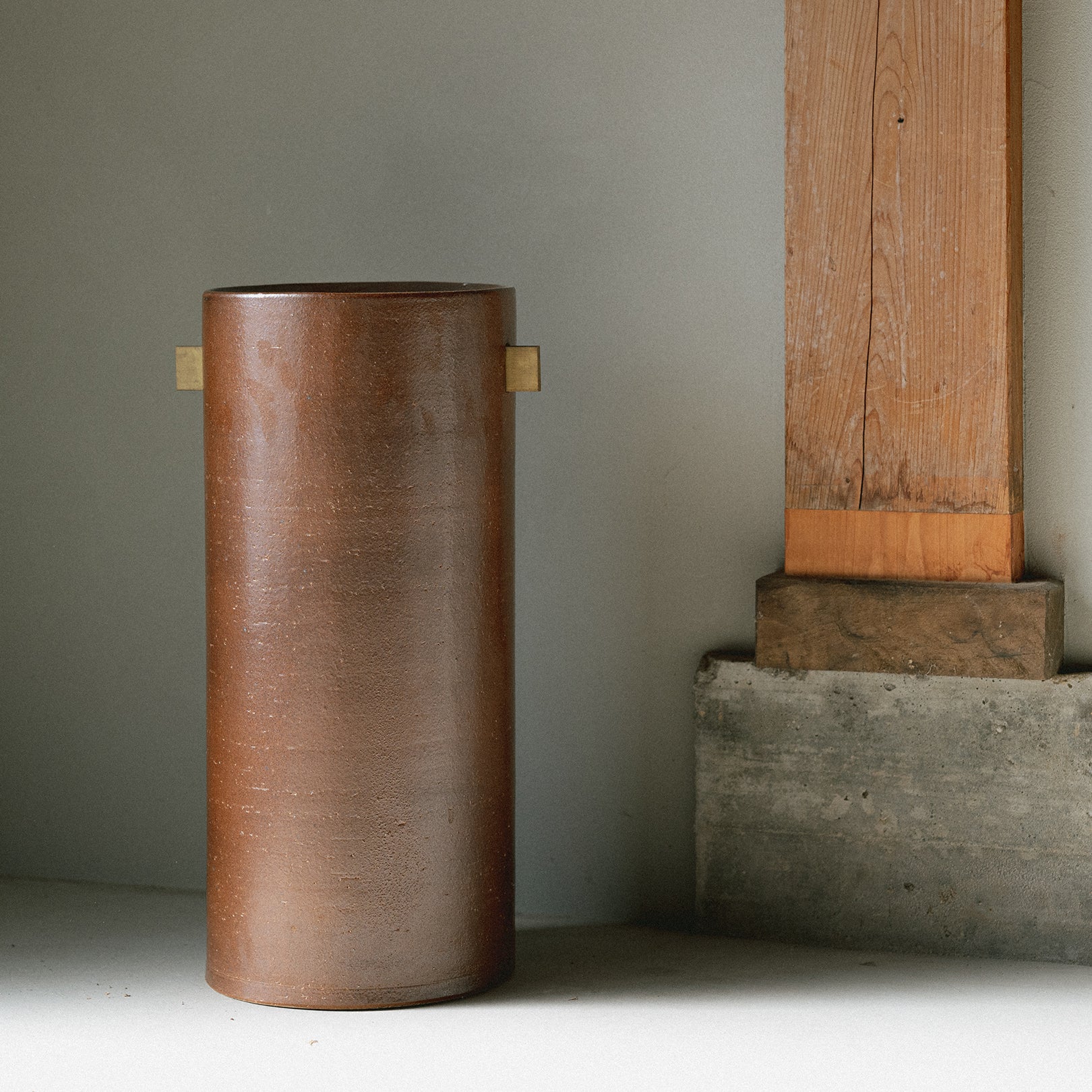 Handcrafted Shigaraki TEOKE stand inBrown, , – HIJICA, made in Japan