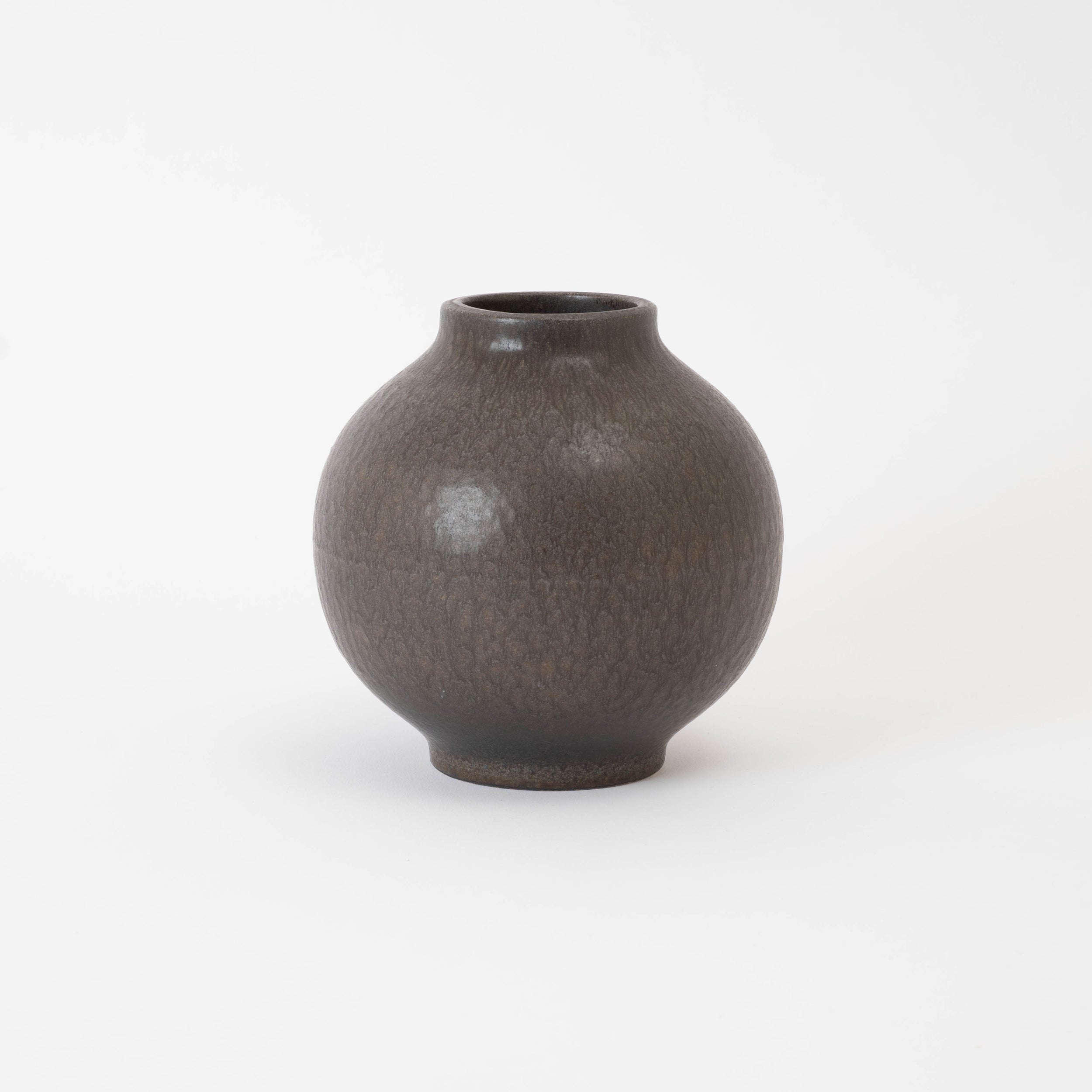 Handcrafted Shigaraki TONE VASE S inDark Gray, , – HIJICA, made in Japan